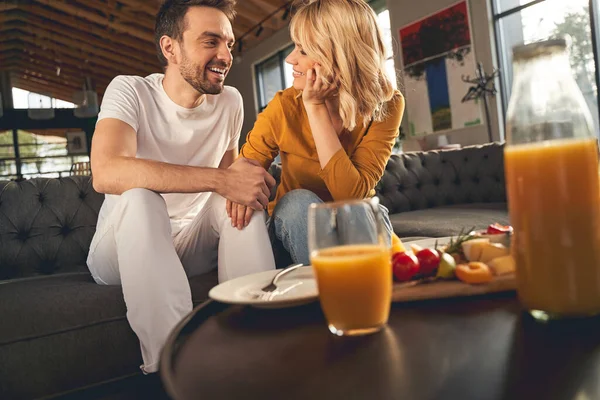 Mooi jong stel zittend op de bank — Stockfoto