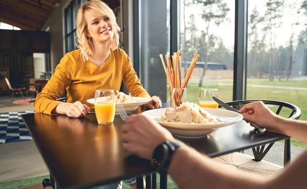 Vrolijke dame en haar vriend lunchen samen — Stockfoto