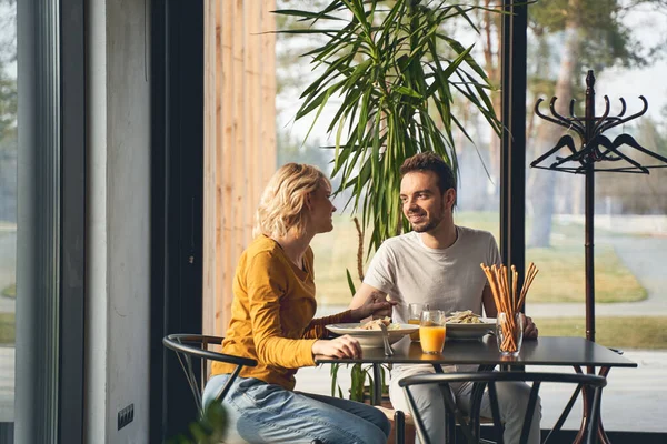 Vrolijke liefhebbende man houdt zijn vrouw hand — Stockfoto