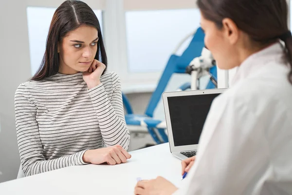 Hüsrana uğramış genç bir kadın terapistini klinikte ziyaret ediyor. — Stok fotoğraf