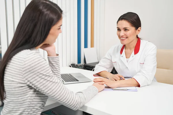 Positief verheugd medisch werker ondersteunen van haar patiënt — Stockfoto