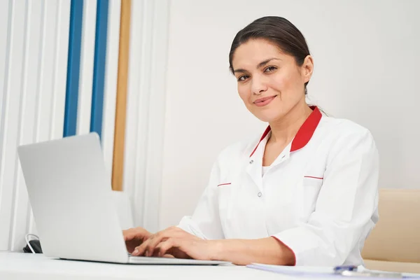 Positiv glad brunett utövare poserar på kameran — Stockfoto