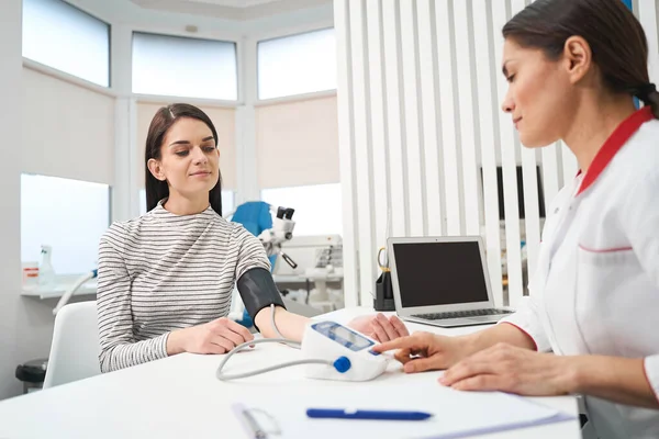 Zufrieden brünett weiblich person besuch sie therapeut — Stockfoto