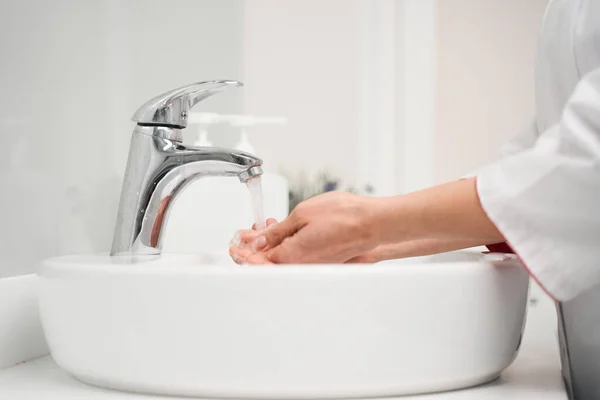 Nahaufnahme eines Praktikers, der sich die Hände wäscht — Stockfoto