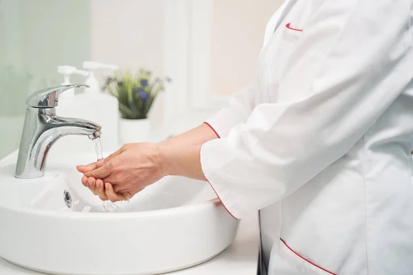 Nahaufnahme eines kompetenten Arztes, der sich die Hände wäscht — Stockfoto