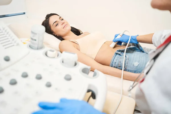 Positief verheugd jonge vrouw kijken naar haar arts — Stockfoto