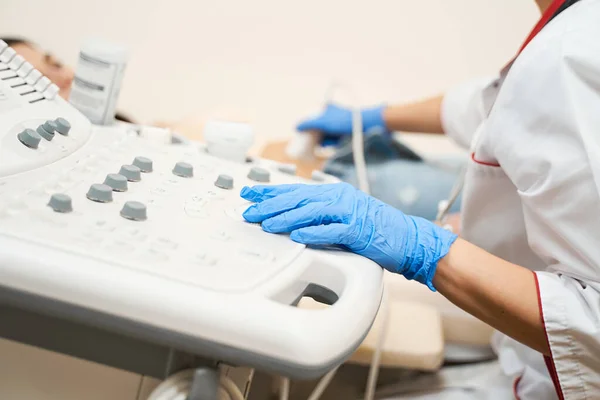 Close-up van vrouwelijke hand die op de knop drukken — Stockfoto