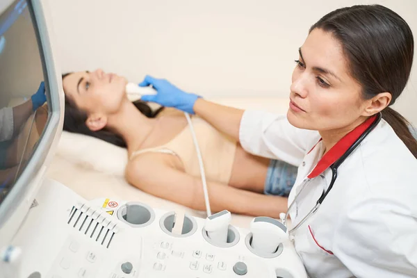 Geconcentreerde jonge medisch medewerker doet ultrasone controle — Stockfoto