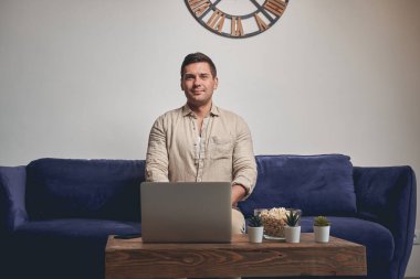 Sakin adam önüne bakıyor.