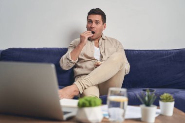 Dizüstü bilgisayar ekranında orta yaşlı erkek gözlüğü.