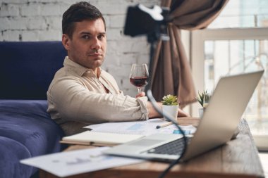 Kendini izole etmiş orta yaşlı erkek stresle başa çıkıyor.