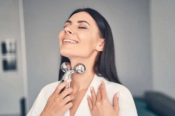 Sorridente beata femmina godendo la sua procedura di bellezza — Foto Stock