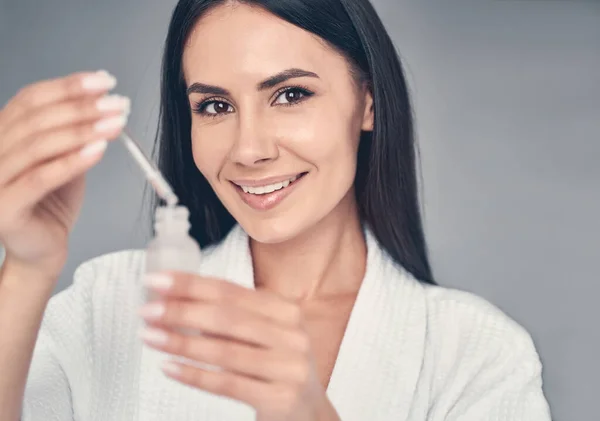 Beautiful lady taking care of her skin — Stock Photo, Image