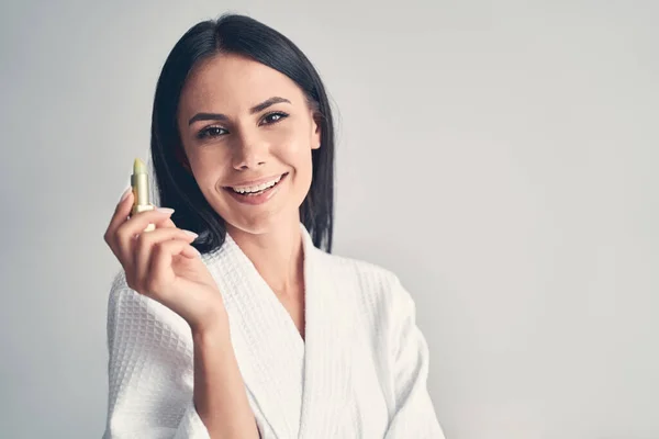 Fille avec un brillant à lèvres posant pour la caméra — Photo