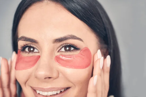 Chica con parches cosméticos bajo sus ojos — Foto de Stock