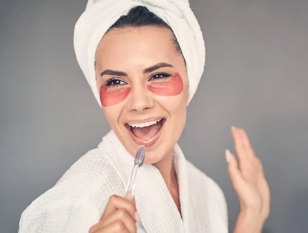 Женщина с гидрогелевыми повязками на глазу хорошо проводит время — стоковое фото