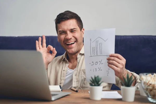 Uomo d'affari che mostra un aumento delle entrate ad un collega — Foto Stock