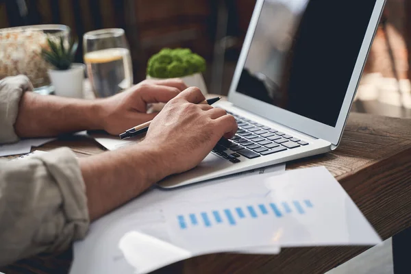 Man typt op zijn laptop thuis — Stockfoto