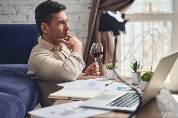 Hombre serio bajo cuarentena permaneciendo en casa —  Fotos de Stock