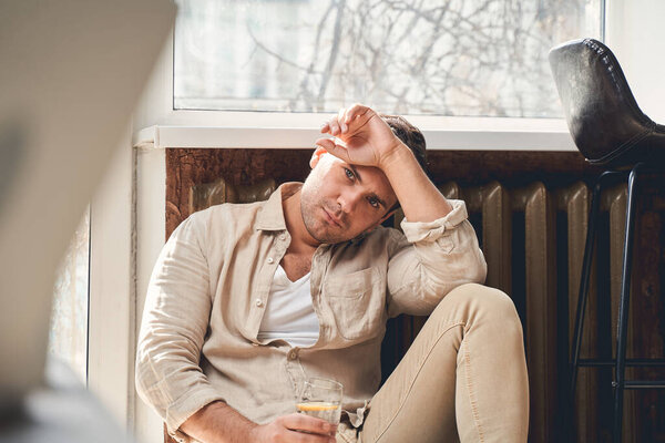 Отчаянный человек с лимонным напитком смотрит вперед
