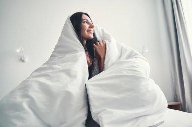 Mutluluk dolu esmer kadın, derin düşünceler içinde.