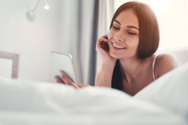 Telefonuna bakan sevimli kıza yakın dur.