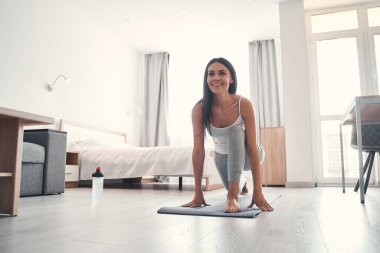 Çekici esmer kız evde spor yapıyor.