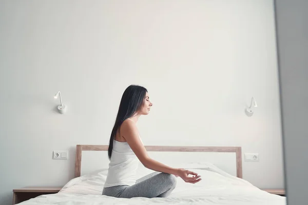 Aangenaam jong vrouwelijk persoon mediteren thuis — Stockfoto