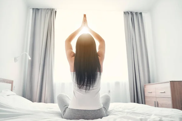 Ontspannen langharig meisje doet yoga activiteit alleen — Stockfoto