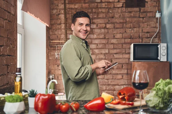 Cuisinier masculin souriant debout dans la cuisine — Photo