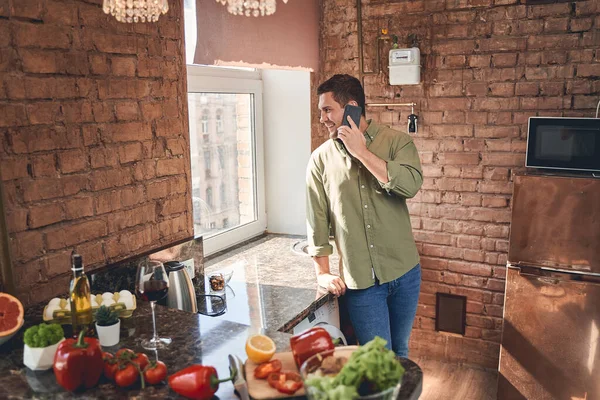 Nöjd vit man som har ett telefonsamtal — Stockfoto