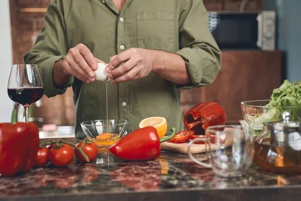 Caucasiano cozinheiro masculino preparando seu próprio café da manhã — Fotografia de Stock