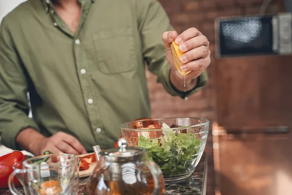 Mannen som klämmer citrusjuicen i en serveringsskål — Stockfoto