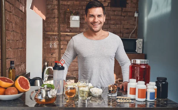 Pleasant man van middelbare leeftijd poseren voor de camera — Stockfoto