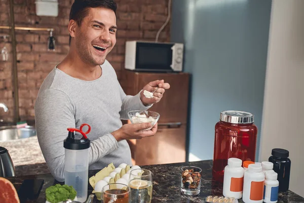 Glad stilig man njuter av sin frukost — Stockfoto