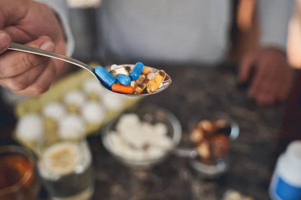 Mão masculina demonstrando suplementos dietéticos para desportistas — Fotografia de Stock