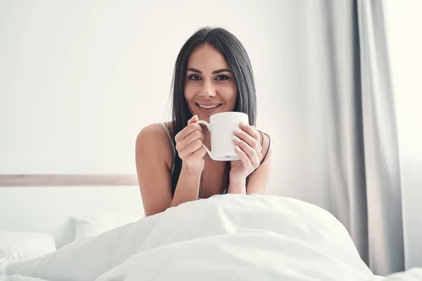 Retrato de una chica feliz que pasa la mañana en su cama — Foto de Stock