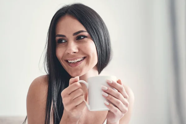 Retrato de chica alegre que disfruta de su té — Foto de Stock
