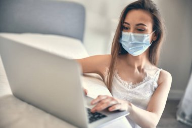 Beyaz kadın evde dizüstü bilgisayarıyla online alışveriş yapıyor.