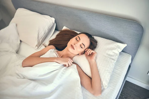 Hermosa mujer caucásica durmiendo en cama ancha en casa — Foto de Stock