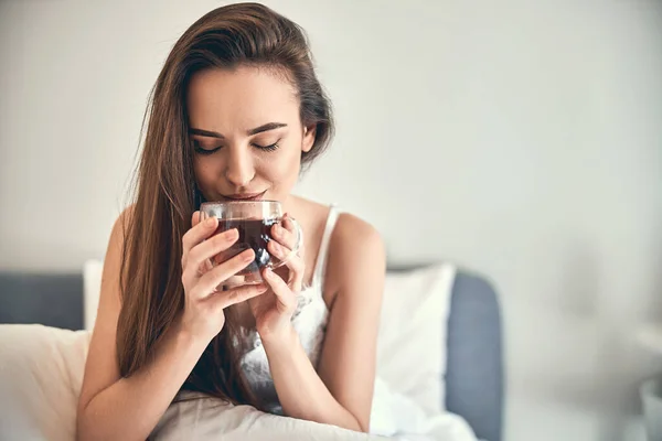 Caucásico feliz mujer bebiendo té en el dormitorio — Foto de Stock