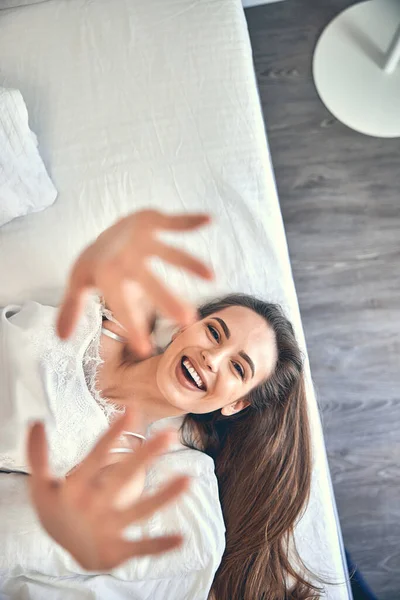 Glückliche Frau hat Spaß auf dem Bett zu Hause — Stockfoto