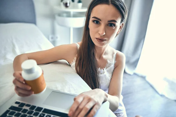 Caucazian atractiv doamnă cu machiaj frumos de lucru pe laptop în interior — Fotografie, imagine de stoc