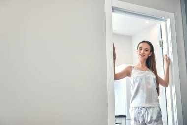 Beyaz tenli çekici kadın karantina sırasında evinde dinleniyor.