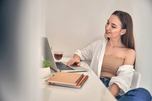 Сексуальная женщина, работающая в Интернете за компьютером дома — стоковое фото