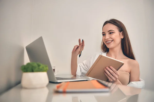 Glimlachende dame werkt online op laptop op haar werkplek thuis — Stockfoto