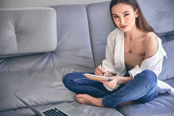 Caucásico linda dama stydying en línea en casa — Foto de Stock