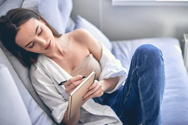 Sexy dame luisteren online cursus en het maken van notities thuis — Stockfoto