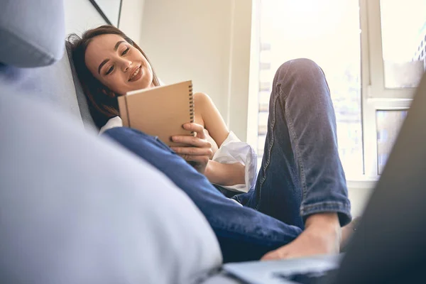 Felice signora caucasica che lavora online da casa — Foto Stock