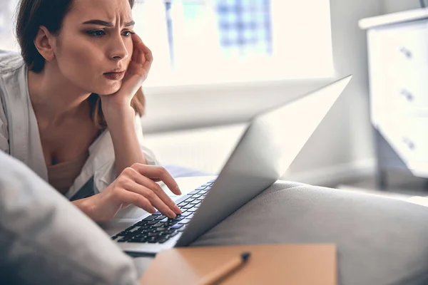 Seriöse Freiberuflerin, die von zu Hause aus online arbeitet — Stockfoto